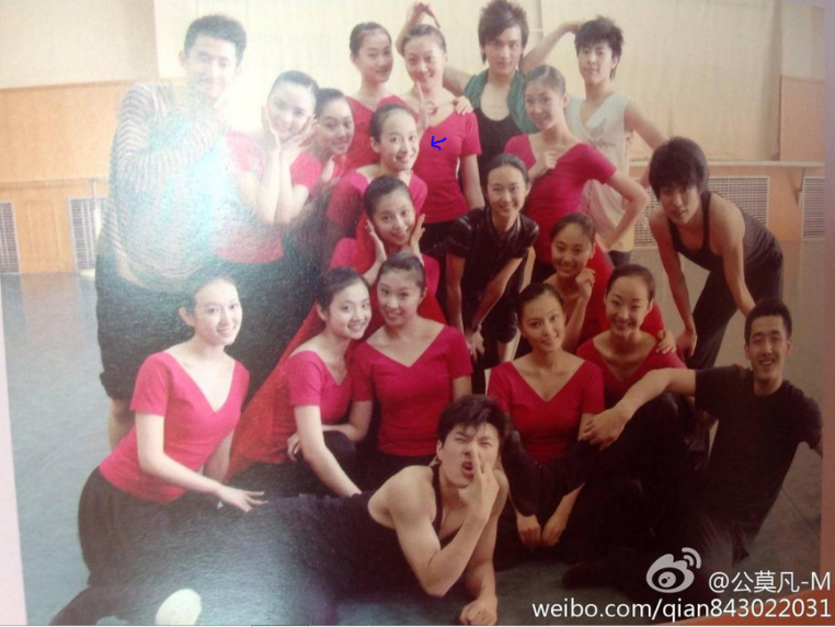 [صورة] قديمة لـ ” فيكتوريا ” في أكادمية بكين للرقص ~ D9842